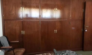 IMPECABLE CHALET 5 AMBIENTES SOBRE DOS LOTES EN ESQUINA CON GRAN PARQUE GARAGE DOBLE Y QUINCHO