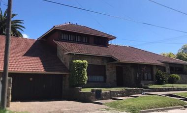 IMPECABLE CHALET 5 AMBIENTES SOBRE DOS LOTES EN ESQUINA CON GRAN PARQUE GARAGE DOBLE Y QUINCHO