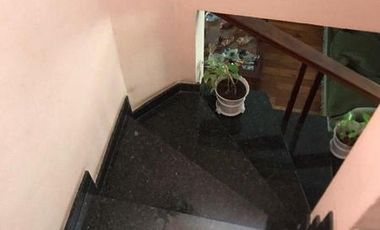 IMPECABLE CHALET 5 AMBIENTES SOBRE DOS LOTES EN ESQUINA CON GRAN PARQUE GARAGE DOBLE Y QUINCHO