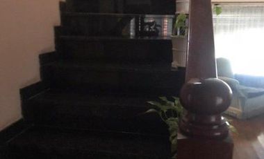 IMPECABLE CHALET 5 AMBIENTES SOBRE DOS LOTES EN ESQUINA CON GRAN PARQUE GARAGE DOBLE Y QUINCHO