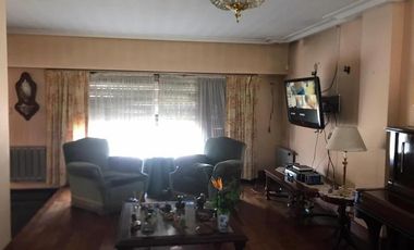 IMPECABLE CHALET 5 AMBIENTES SOBRE DOS LOTES EN ESQUINA CON GRAN PARQUE GARAGE DOBLE Y QUINCHO