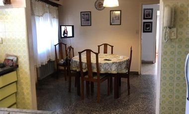 IMPECABLE CHALET 5 AMBIENTES SOBRE DOS LOTES EN ESQUINA CON GRAN PARQUE GARAGE DOBLE Y QUINCHO