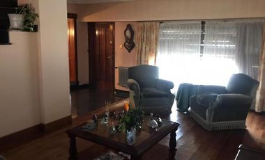 IMPECABLE CHALET 5 AMBIENTES SOBRE DOS LOTES EN ESQUINA CON GRAN PARQUE GARAGE DOBLE Y QUINCHO