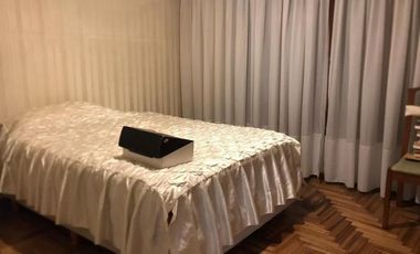 IMPECABLE CHALET 5 AMBIENTES SOBRE DOS LOTES EN ESQUINA CON GRAN PARQUE GARAGE DOBLE Y QUINCHO