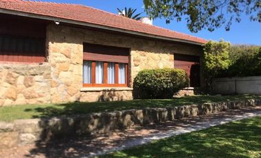 IMPECABLE CHALET 5 AMBIENTES SOBRE DOS LOTES EN ESQUINA CON GRAN PARQUE GARAGE DOBLE Y QUINCHO