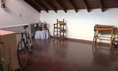 IMPECABLE CHALET 5 AMBIENTES SOBRE DOS LOTES EN ESQUINA CON GRAN PARQUE GARAGE DOBLE Y QUINCHO