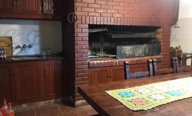 IMPECABLE CHALET 5 AMBIENTES SOBRE DOS LOTES EN ESQUINA CON GRAN PARQUE GARAGE DOBLE Y QUINCHO