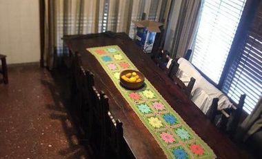 IMPECABLE CHALET 5 AMBIENTES SOBRE DOS LOTES EN ESQUINA CON GRAN PARQUE GARAGE DOBLE Y QUINCHO