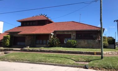 IMPECABLE CHALET 5 AMBIENTES SOBRE DOS LOTES EN ESQUINA CON GRAN PARQUE GARAGE DOBLE Y QUINCHO