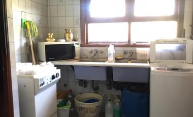 IMPECABLE CHALET 5 AMBIENTES SOBRE DOS LOTES EN ESQUINA CON GRAN PARQUE GARAGE DOBLE Y QUINCHO