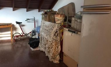 IMPECABLE CHALET 5 AMBIENTES SOBRE DOS LOTES EN ESQUINA CON GRAN PARQUE GARAGE DOBLE Y QUINCHO