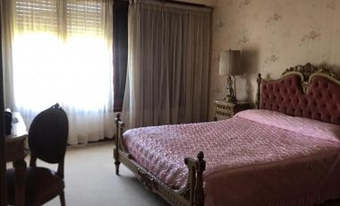 IMPECABLE CHALET 5 AMBIENTES SOBRE DOS LOTES EN ESQUINA CON GRAN PARQUE GARAGE DOBLE Y QUINCHO