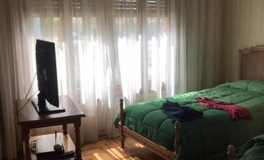 IMPECABLE CHALET 5 AMBIENTES SOBRE DOS LOTES EN ESQUINA CON GRAN PARQUE GARAGE DOBLE Y QUINCHO