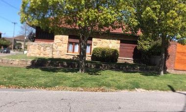 IMPECABLE CHALET 5 AMBIENTES SOBRE DOS LOTES EN ESQUINA CON GRAN PARQUE GARAGE DOBLE Y QUINCHO