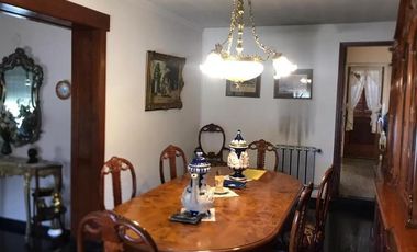 IMPECABLE CHALET 5 AMBIENTES SOBRE DOS LOTES EN ESQUINA CON GRAN PARQUE GARAGE DOBLE Y QUINCHO