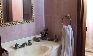 IMPECABLE CHALET 5 AMBIENTES SOBRE DOS LOTES EN ESQUINA CON GRAN PARQUE GARAGE DOBLE Y QUINCHO