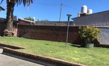 IMPECABLE CHALET 5 AMBIENTES SOBRE DOS LOTES EN ESQUINA CON GRAN PARQUE GARAGE DOBLE Y QUINCHO