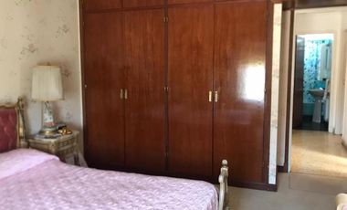 IMPECABLE CHALET 5 AMBIENTES SOBRE DOS LOTES EN ESQUINA CON GRAN PARQUE GARAGE DOBLE Y QUINCHO