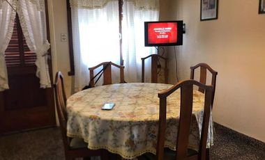 IMPECABLE CHALET 5 AMBIENTES SOBRE DOS LOTES EN ESQUINA CON GRAN PARQUE GARAGE DOBLE Y QUINCHO