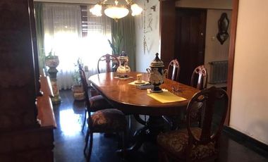 IMPECABLE CHALET 5 AMBIENTES SOBRE DOS LOTES EN ESQUINA CON GRAN PARQUE GARAGE DOBLE Y QUINCHO