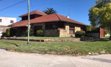 IMPECABLE CHALET 5 AMBIENTES SOBRE DOS LOTES EN ESQUINA CON GRAN PARQUE GARAGE DOBLE Y QUINCHO