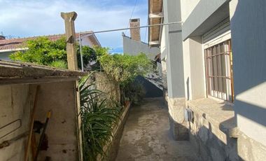 Chalet 4 ambientes en mugaburu y calazans