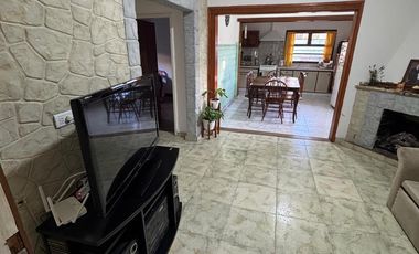 Chalet 4 ambientes en mugaburu y calazans