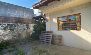 Chalet 4 ambientes en mugaburu y calazans