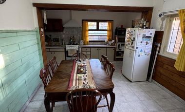 Chalet 4 ambientes en mugaburu y calazans