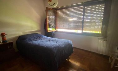 Chalet 4 ambientes con garage y parque en Brandsen y Chile