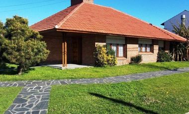 Chalet 4 ambientes con garage y parque en Brandsen y Chile