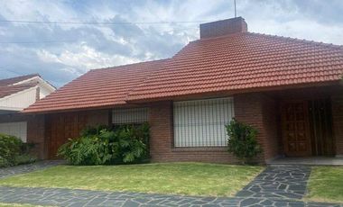 Chalet 4 ambientes con garage y parque en Brandsen y Chile