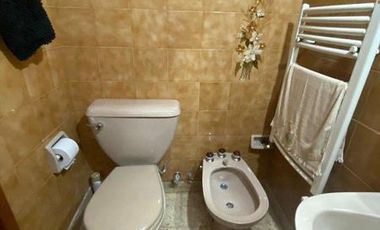 Chalet 4 ambientes con garage y parque en Brandsen y Chile