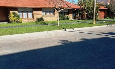 Chalet 4 ambientes con garage y parque en Brandsen y Chile