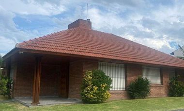 Chalet 4 ambientes con garage y parque en Brandsen y Chile