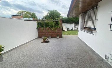 Chalet 4 ambientes con garage y parque en Brandsen y Chile