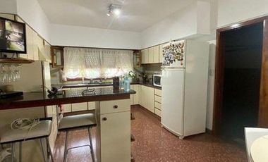 Chalet 4 ambientes con garage y parque en Brandsen y Chile