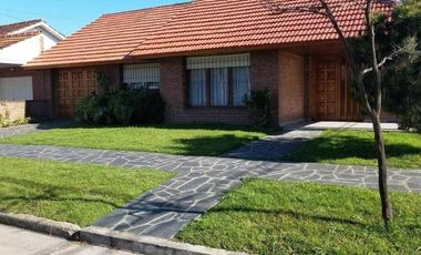 Chalet 4 ambientes con garage y parque en Brandsen y Chile