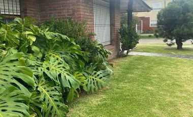 Chalet 4 ambientes con garage y parque en Brandsen y Chile