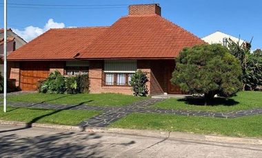 Chalet 4 ambientes con garage y parque en Brandsen y Chile