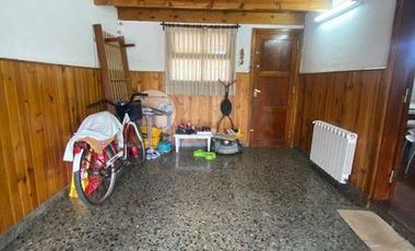 Chalet 4 ambientes con garage y parque en Brandsen y Chile