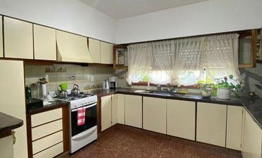 Chalet 4 ambientes con garage y parque en Brandsen y Chile