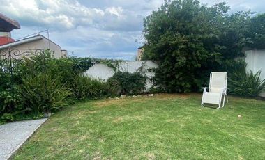 Chalet 4 ambientes con garage y parque en Brandsen y Chile