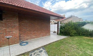 Chalet 4 ambientes con garage y parque en Brandsen y Chile