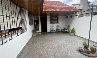 Chalet 4 ambientes con garage y parque en Brandsen y Chile