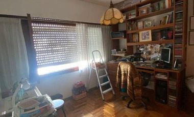 Chalet 4 ambientes con garage y parque en Brandsen y Chile