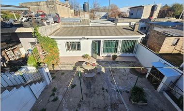 Casa en venta de 2 dormitorios en Granadero Baigorria, garaje, patio y quincho