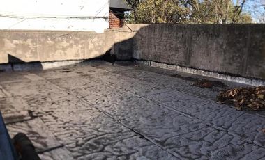 CASA DE 2 AMBIENTES CON 2 LOCALES SOBRE LOTE DE 375m2 EN BARRIO SAN JUAN