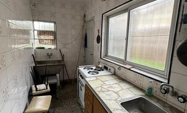 CASA DE 2 AMBIENTES CON 2 LOCALES SOBRE LOTE DE 375m2 EN BARRIO SAN JUAN