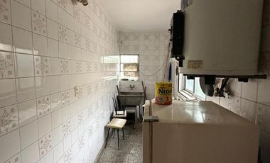 CASA DE 2 AMBIENTES CON 2 LOCALES SOBRE LOTE DE 375m2 EN BARRIO SAN JUAN